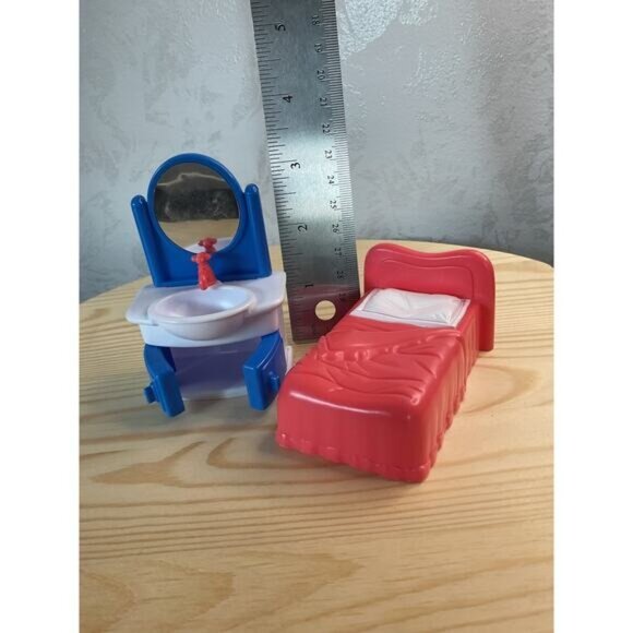 Miniature Dollhouse Bed & Vanity Set For Kids Or Collectors Red & Blue Plastic F - Picture 2 of 3